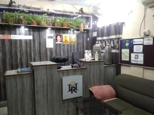een koffiebar met een bar met potplanten bij HOTEL ROYALE in Calcutta
