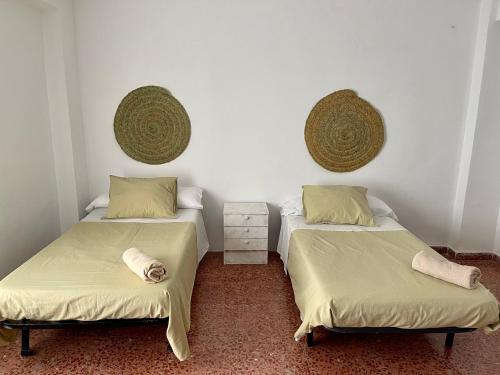 twee bedden naast elkaar in een kamer bij La Nana in Castril