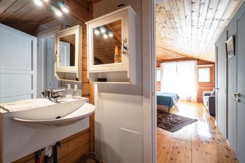 ein Bad mit einem Waschbecken und einem Spiegel in der Unterkunft Luxury Chalet Vila on Mountain Top with great view in Kalavryta