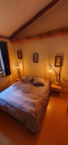 Postel nebo postele na pokoji v ubytování Aux étoiles de Moranges