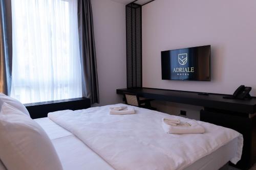 Una cama o camas en una habitación de Hotel Adriale