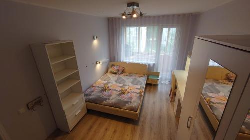 mały pokój z 2 łóżkami i łóżkiem piętrowym w obiekcie Spilves 35 w Rydze