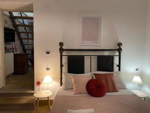 Castro dei Volsci的住宿－Porta della Valle Casa Vacanze，一间卧室配有一张带枕头的床和两盏灯。