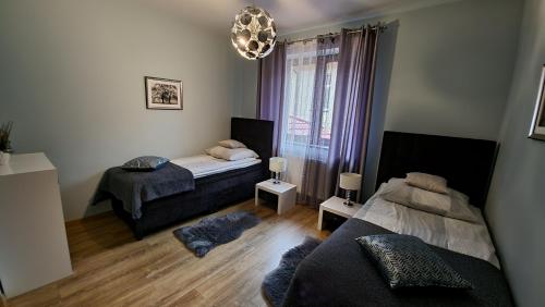 uma sala de estar com uma cama e um sofá em Jedynka Apartments em Iwonicz-Zdrój
