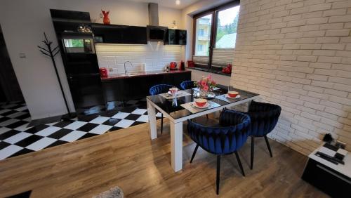Η κουζίνα ή μικρή κουζίνα στο Jedynka Apartments