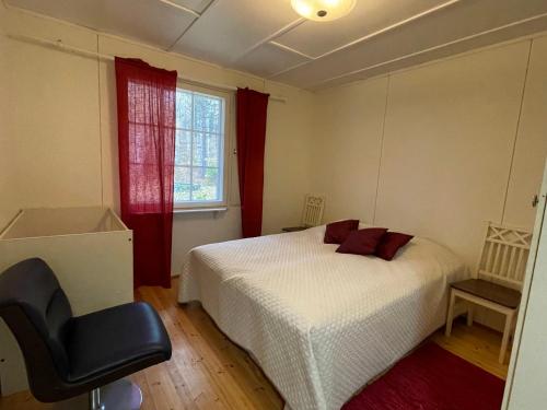 パリッカラにあるVilla Red Houseのベッドルーム1室(ベッド1台、椅子、窓付)