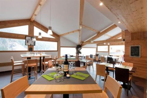 Restaurace v ubytování Au ski avec spa plus grand domaine d’Europe