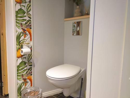 a bathroom with a white toilet in a room at Yksityinen kellarikerros omalla sisäänkäynnillä, Pietarsaari in Pietarsaari