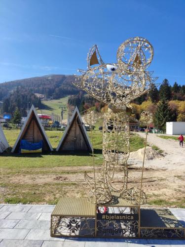 une sculpture en métal dans un parc avec quelques tentes dans l'établissement Apartman na Bjelasnici- Srebrena lisica, à Bjelašnica