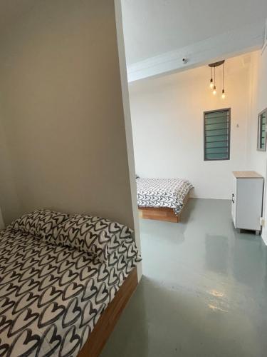 a bedroom with two beds in a room at Guest House "Feel at Home" Near A Famosa Fortress & Stadhuys in Melaka