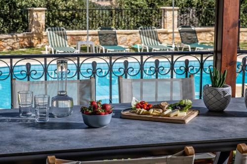 una mesa con una bandeja de comida en el balcón en Gerani Villas, en Gerani