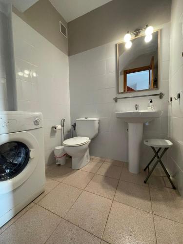 a bathroom with a washing machine and a sink at Duplex ORION in Tazacorte