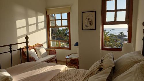 1 dormitorio con cama y vistas al océano en Duplex ORION en Tazacorte