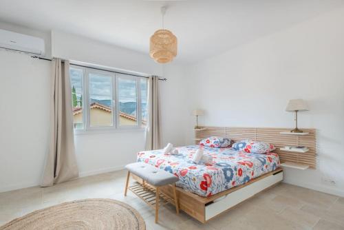 sypialnia z łóżkiem i oknem w obiekcie 2P neuf au Coeur de St Jean Cap Ferrat w mieście Saint-Jean-Cap-Ferrat