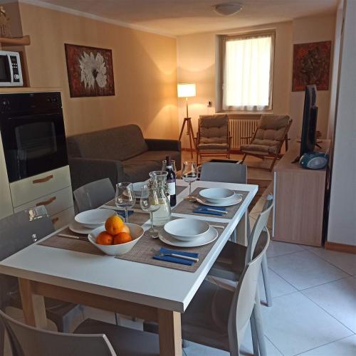 a living room with a white table and chairs at Juli Richi holidays in Croviana