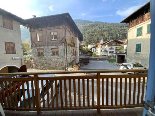 a balcony with a view of a building and a street at Juli Richi holidays in Croviana
