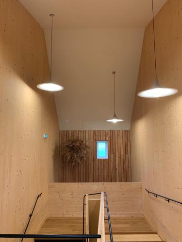 una habitación con tres luces colgando del techo en Le Bois des Chambres, en Chaumont-sur-Loire