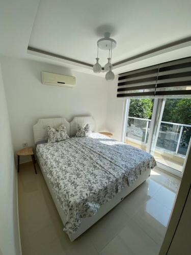 een slaapkamer met een bed en een raam bij Best Home 17 Kleopatra in Alanya