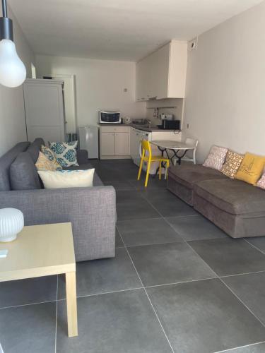 un salon avec deux canapés et une table dans l'établissement T2 à proximité de la mer avec parking, à Marseille