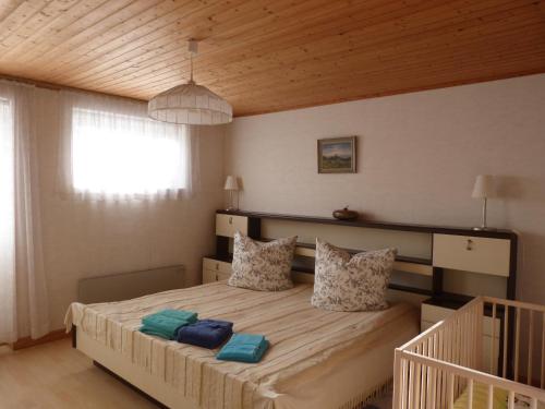 um quarto com uma cama grande e um tecto em madeira em Stuga Sörgarden em Åsenhöga