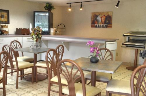 Η κουζίνα ή μικρή κουζίνα στο Smoky Mountain Inn & Suites