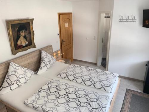 ein Schlafzimmer mit einem Bett und einem Wandgemälde in der Unterkunft Wein- und Sektgut Markus Hensler in Briedel