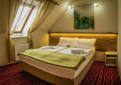 Кровать или кровати в номере Hotel Brixen