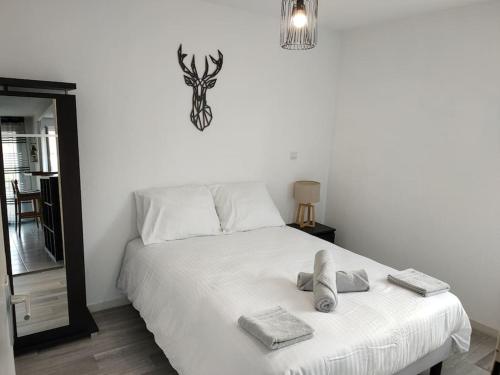 Llit o llits en una habitació de Spacieux et joli appartement de 2 à 4 personnes • Parking • Wifi