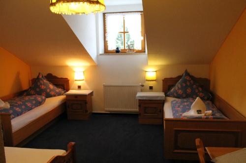 A bed or beds in a room at Hotel Schäfflerhof