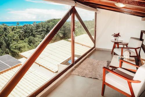 um quarto com uma grande janela com vista para o oceano em Morro Apartment Vista Mar em Morro de São Paulo