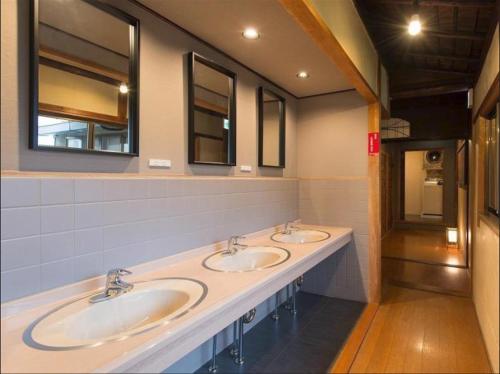 une salle de bain avec trois lavabos et deux miroirs dans l'établissement ダース旅館＆カフェ（Dozen-Ryokan＆Cafe）, à Kyoto