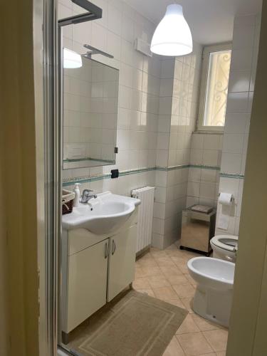 La salle de bains est pourvue d'un lavabo et de toilettes. dans l'établissement Dimora Eleuthera, à Naples