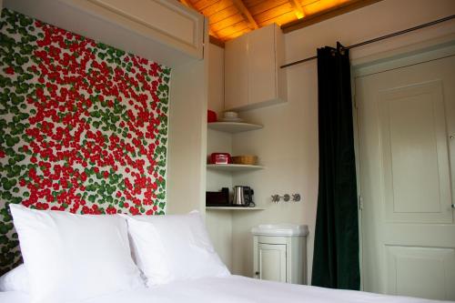 een slaapkamer met een rode en groene muur en een bed bij SWEETS Walter Süskindbrug in Amsterdam