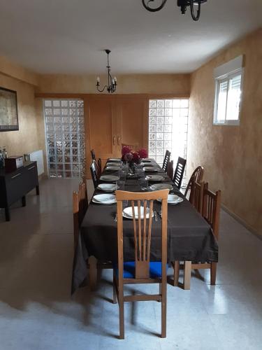 a dining room with a long table with chairs at JARAMUNDI in Villa del Prado