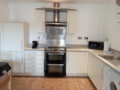 A kitchen or kitchenette at Birmingham city centre new hall hill
