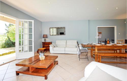 un salon avec un canapé et une table dans l'établissement Lovely Home In Limoux, à Limoux