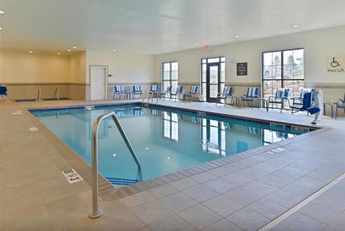 Bazén v ubytovaní Comfort Inn & Suites West - Medical Center alebo v jeho blízkosti