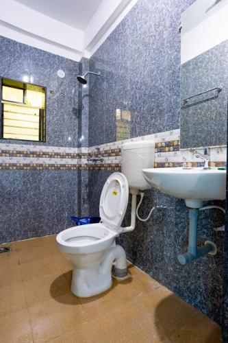 uma casa de banho com um WC e um lavatório em Goan Fiesta Studio CALANGUTE GOA em Calangute