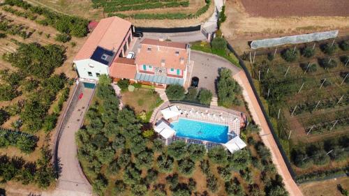 an aerial view of a house with a swimming pool at Tenuta Fortelongo in Fara Vicentino