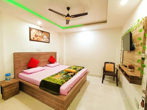 a bedroom with a bed with a ceiling fan at Bholenath Homestay Dalhousie in Dalhousie