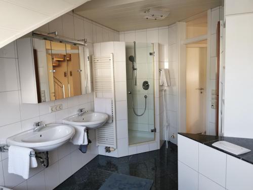 een badkamer met 2 wastafels en een douche bij Apartment an der Lindach in Kirchheim unter Teck