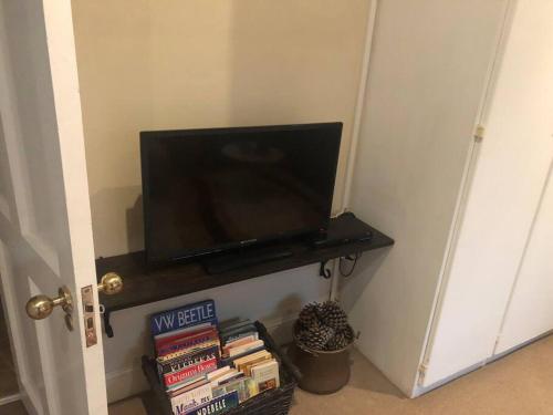 Μια τηλεόραση ή/και κέντρο ψυχαγωγίας στο Lovely rental unit with no loadshedding