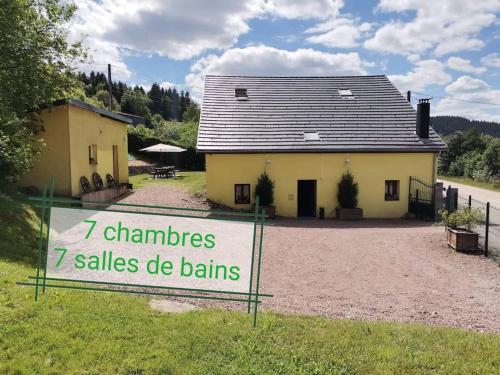 une maison avec un panneau réanimauces de barns dans l'établissement Gite St Joseph gitesdes2vallees, à Ventron