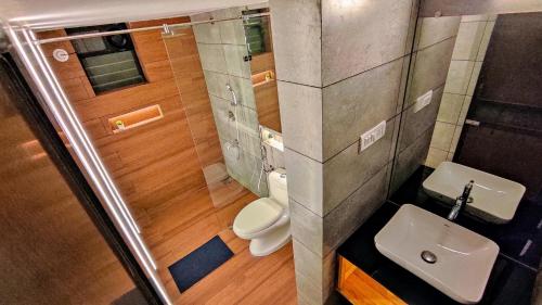een badkamer met een toilet en een wastafel bij Siolim Suites in Siolim