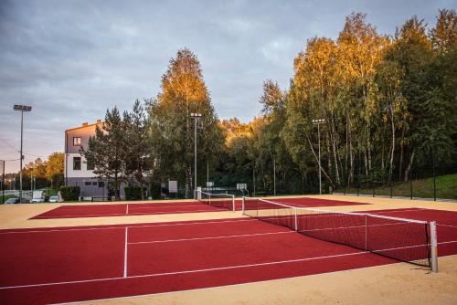 kort tenisowy z dwoma siatkami tenisowymi w obiekcie Pawilon Sportowo Turystyczny Kalwarianka w mieście Kalwaria Zebrzydowska