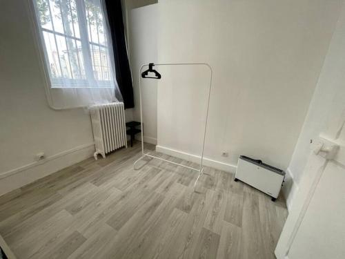 ein leeres Zimmer mit einem Spiegel und Holzböden in der Unterkunft Agréable maison de ville dans la plus belle Avenue in Orléans