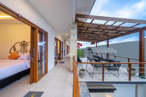 Munggu的住宿－Kasmaran Bali Guest House，客房设有带一张床的景观阳台。
