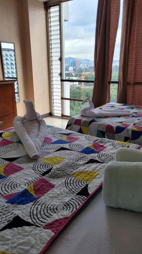 two beds in a room with a large window at apartamento 407 zona 9 in Guatemala