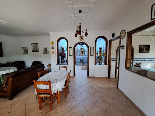 ein Wohnzimmer mit einem Tisch und Stühlen in der Unterkunft Casa Rural en Monda in Málaga