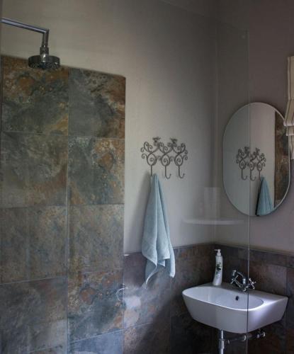 a bathroom with a sink and a mirror at Mill Cottages - Rosetta in Henburg Park